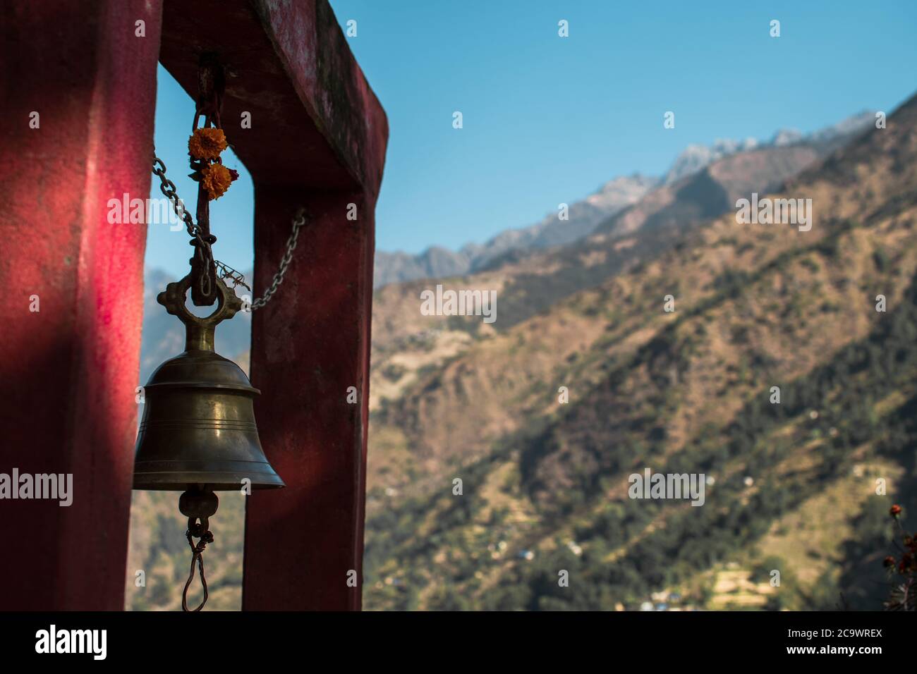 Buddhistische Glocke in den nepalesischen Bergen, Bahundanda, Annapurna Kreis Stockfoto