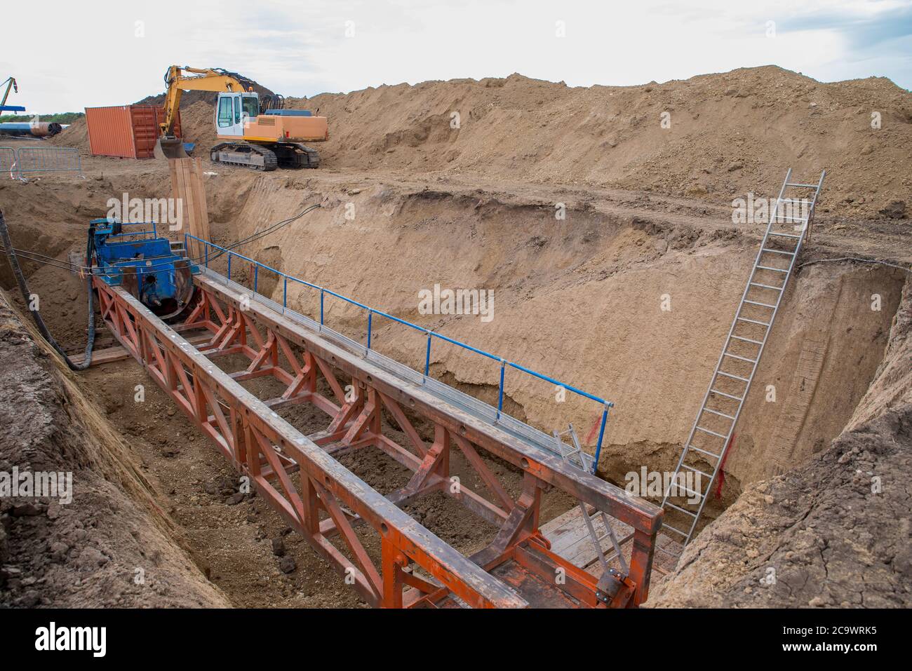 Verlegung des Rohres der Gaspipeline. Horizontale Richtungsbohrungen Stockfoto