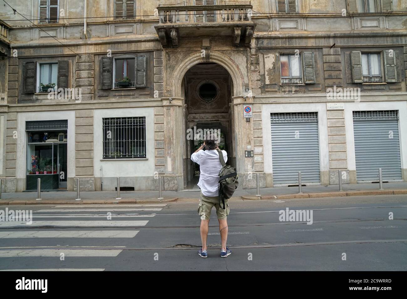 Mailand 07/15/2020: italienische Touristen machen ein Bild von einem alten Gebäude in der Lazzaretto Straße,61% der Italiener gehen in den Urlaub. 93 % bleiben in Italien Stockfoto