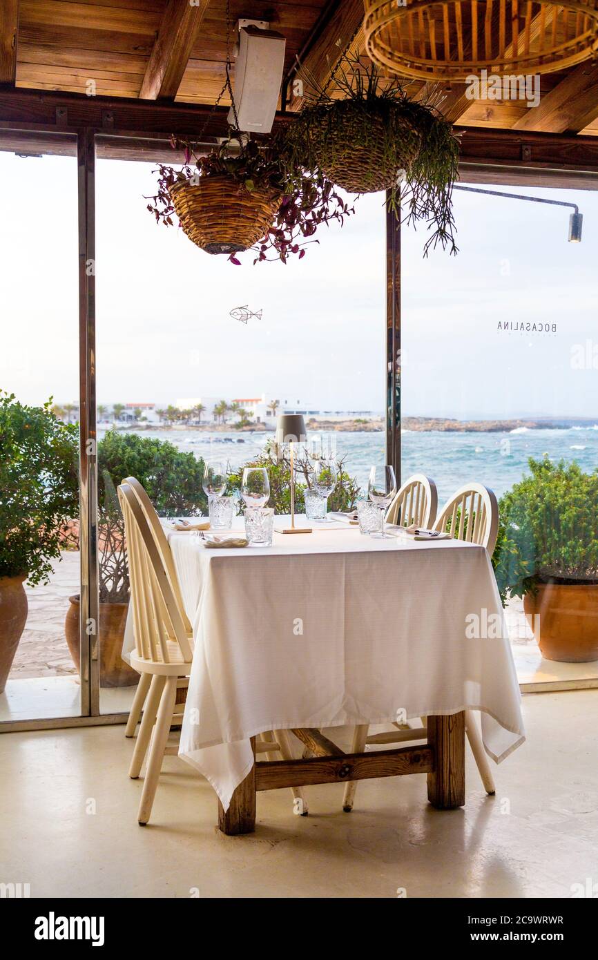 Interieur des Restaurants Bocasalina mit Tischdecke in Es Pujols, Formentera, Balearen, Spanien Stockfoto