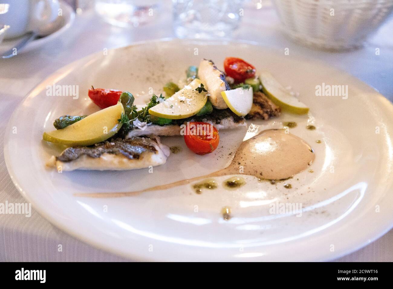 Ein Fischgericht im Restaurant Bocasalina in Es Pujols, Formentera, Balearen, Spanien Stockfoto