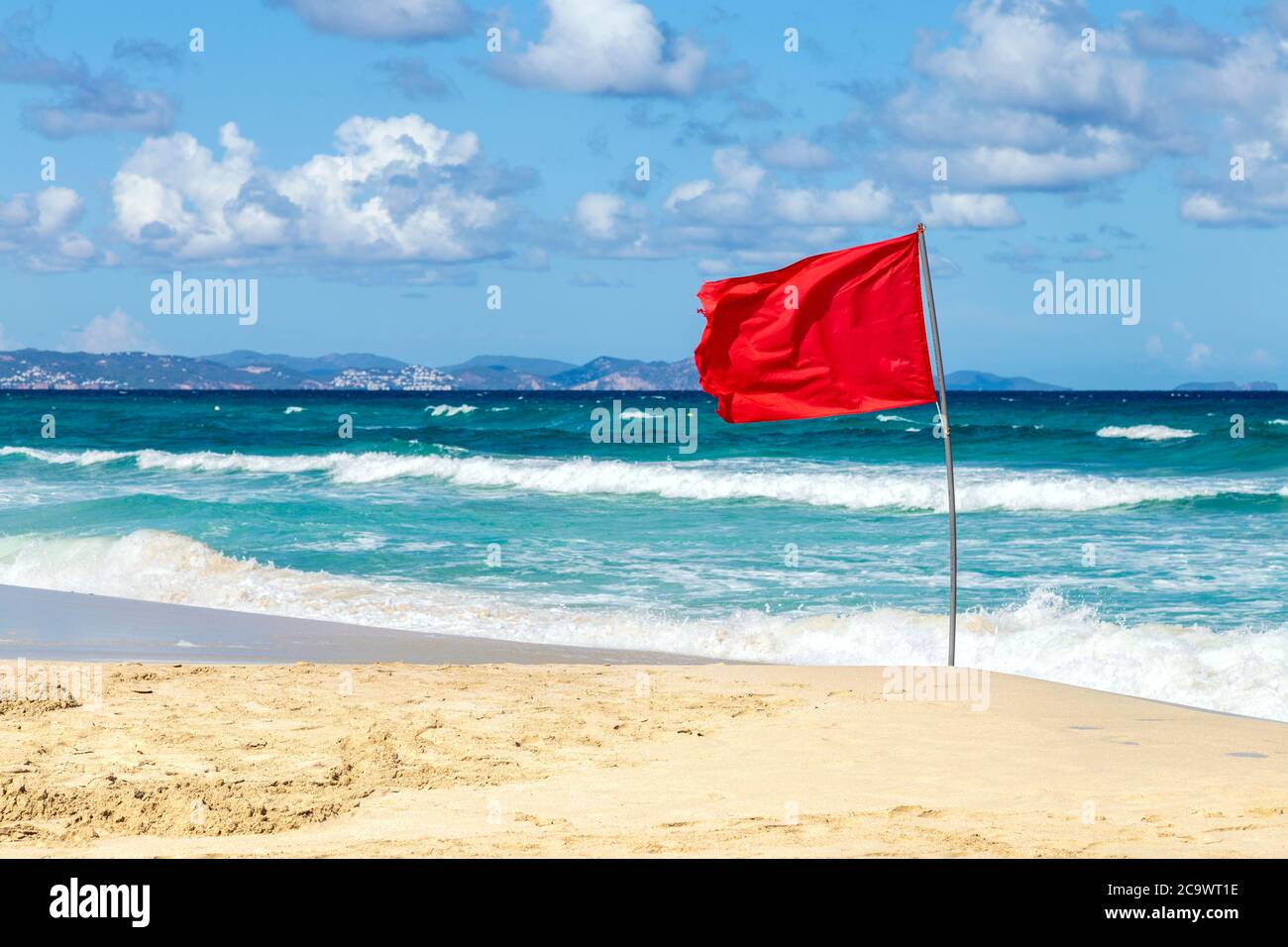 Rote Warnflagge für kein Schwimmen am Strand (Platja de Llevant, Formentera, Spanien) Stockfoto