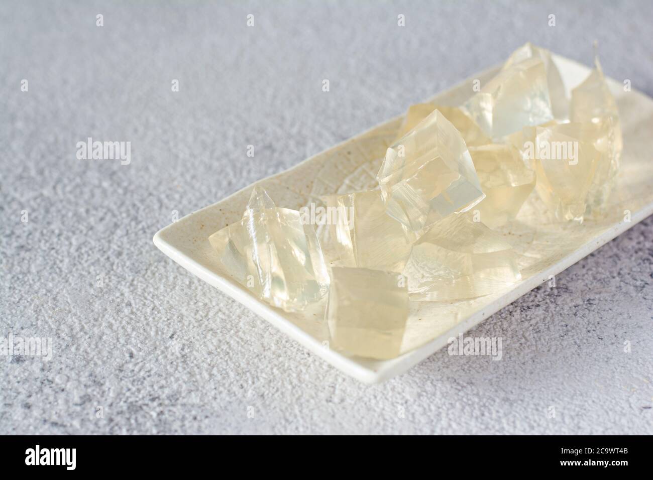 Gelatine, Agar-Agar, gallertartige Masse (Würfel in Form von Kristallen)  auf grauem Grund. Geliermittel (Kollagen) für kulinarische Süßwaren  Stockfotografie - Alamy