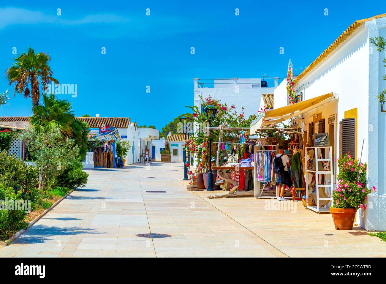 Eine Straße mit Hippie-Boutiquen in Sant Francesc Xavier, Formentera, Spanien Stockfoto
