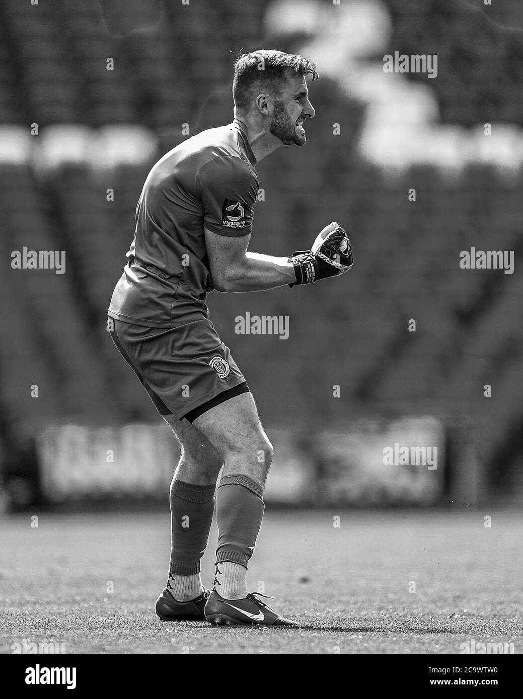 LONDON, GROSSBRITANNIEN. 2. August 2020 - James Belshaw (1) von Harrogate Town feiert, nachdem seine Spielmannschaft während des Vanarama National League Playoff Finales zwischen Notts County und Harrogate Town im Wembley Stadium, London, 2-0 Punkte erzielte. (Kredit: Jon Hobley - MI News) Kredit: MI Nachrichten & Sport /Alamy Live Nachrichten Stockfoto