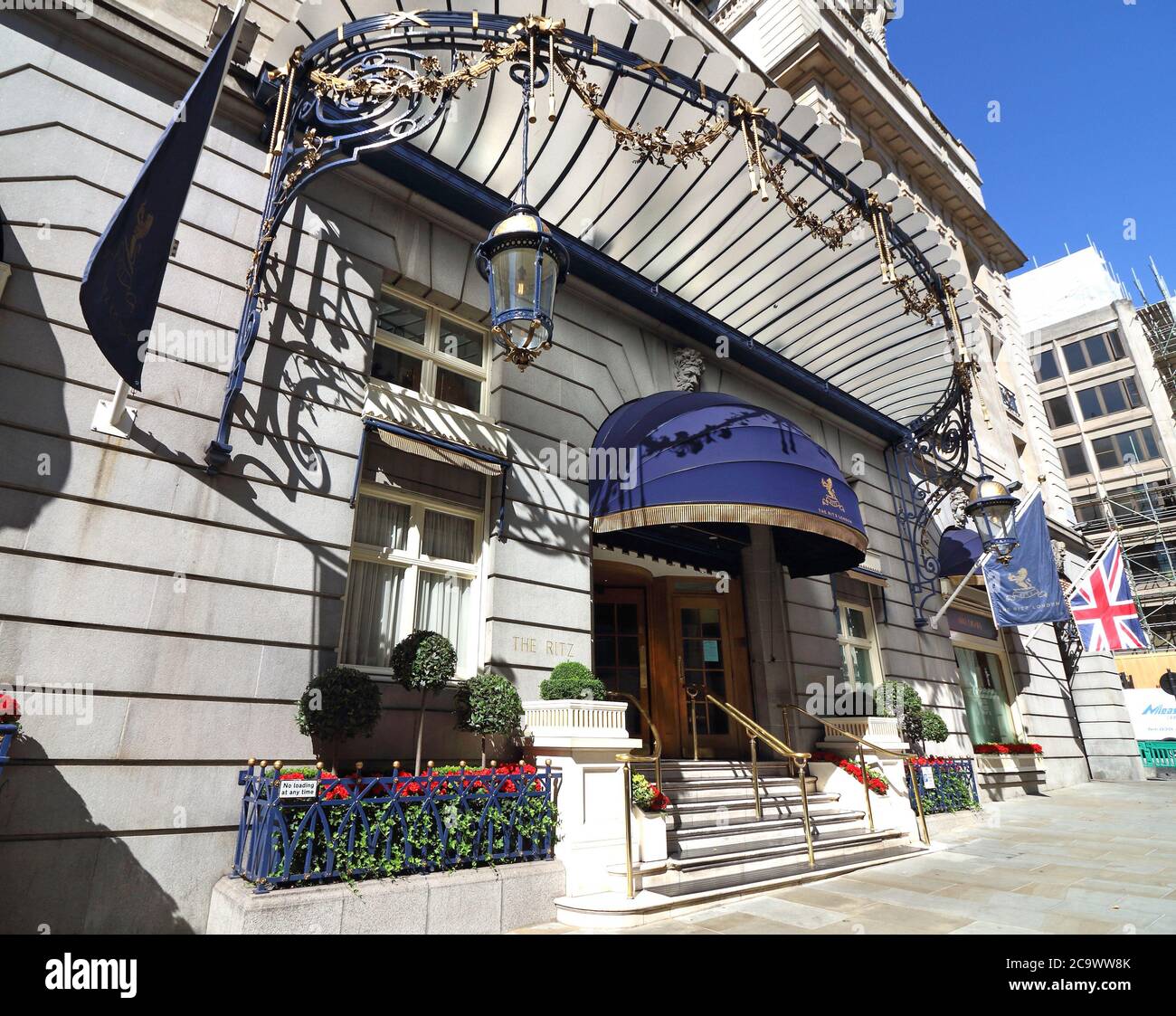 London, Großbritannien. August 2020. Eingang des Ritz, einem ikonischen Londoner Hotel am Piccadilly.viele der weltweit bekannten 5-Sterne-Luxushotels in London sind trotz der Lockerung der Beschränkungen des Gastgewerbebereichs durch die Regierung immer noch geschlossen. Da Reisen aus den USA immer noch minimal sind und Hochzeiten, Gesellschaftsveranstaltungen und Firmenveranstaltungen auf stark reduziertem Niveau stattfinden, sind diese High-End-Reiseziele entweder geschlossen oder mit einem festen Personal besetzt. Kredit: Keith Mayhew/SOPA Images/ZUMA Wire/Alamy Live Nachrichten Stockfoto