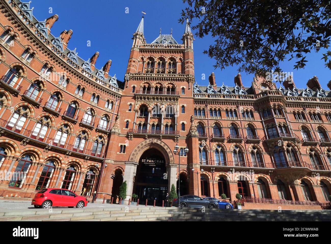 London, Großbritannien. August 2020. Der Haupteingang des Renaissance St Pancras Hotels.viele der weltweit bekannten 5-Sterne-Luxushotels in London sind immer noch geschlossen, trotz der Lockerung der Beschränkungen des Gastgewerbes durch die Regierung. Da Reisen aus den USA immer noch minimal sind und Hochzeiten, Gesellschaftsveranstaltungen und Firmenveranstaltungen auf stark reduziertem Niveau stattfinden, sind diese High-End-Reiseziele entweder geschlossen oder mit einem festen Personal besetzt. Kredit: Keith Mayhew/SOPA Images/ZUMA Wire/Alamy Live Nachrichten Stockfoto