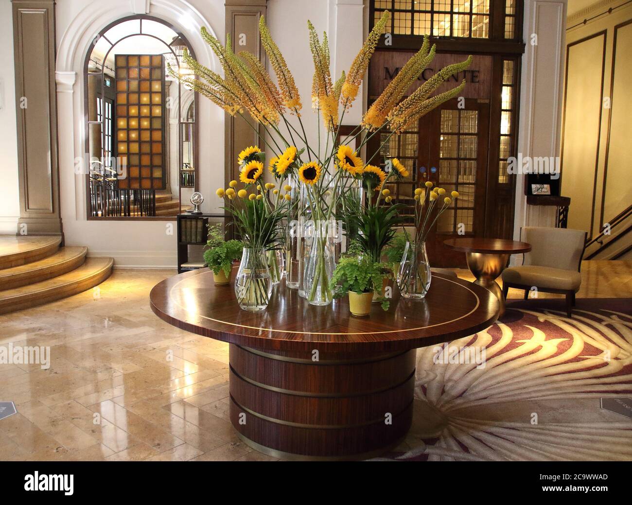 London, Großbritannien. August 2020. Innenlobby des Sheraton Grand Park Lane Hotels.viele der weltweit bekannten 5-Sterne-Luxushotels in London sind trotz der Lockerung der Beschränkungen des Gastgewerbes durch die Regierung noch geschlossen. Da Reisen aus den USA immer noch minimal sind und Hochzeiten, Gesellschaftsveranstaltungen und Firmenveranstaltungen auf stark reduziertem Niveau stattfinden, sind diese High-End-Reiseziele entweder geschlossen oder mit einem festen Personal besetzt. Kredit: Keith Mayhew/SOPA Images/ZUMA Wire/Alamy Live Nachrichten Stockfoto