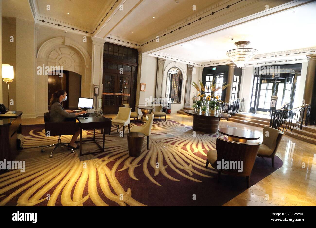 London, Großbritannien. August 2020. Innenlobby des Sheraton Grand Park Lane Hotels.viele der weltweit bekannten 5-Sterne-Luxushotels in London sind trotz der Lockerung der Beschränkungen des Gastgewerbes durch die Regierung noch geschlossen. Da Reisen aus den USA immer noch minimal sind und Hochzeiten, Gesellschaftsveranstaltungen und Firmenveranstaltungen auf stark reduziertem Niveau stattfinden, sind diese High-End-Reiseziele entweder geschlossen oder mit einem festen Personal besetzt. Kredit: Keith Mayhew/SOPA Images/ZUMA Wire/Alamy Live Nachrichten Stockfoto