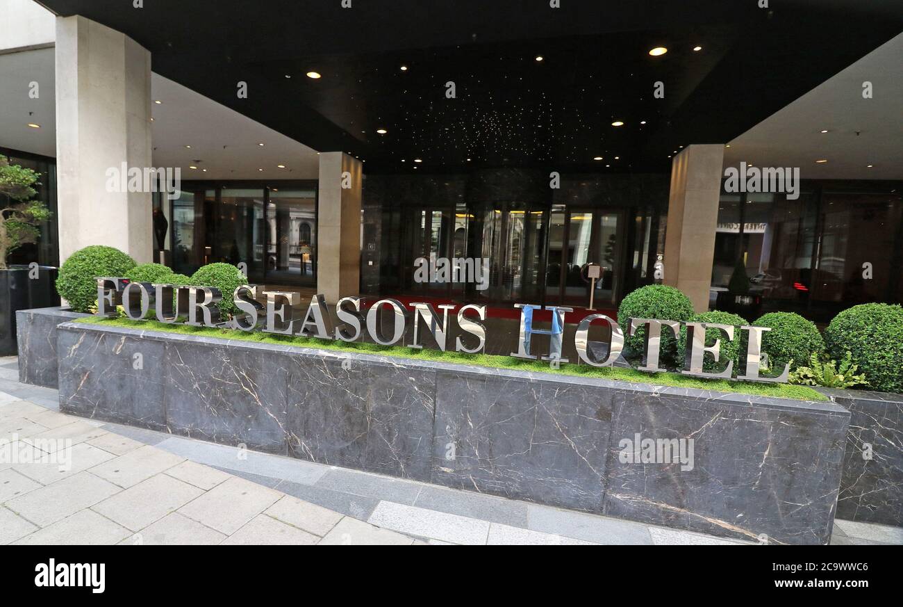 London, Großbritannien. August 2020. Haupteingang des Four Seasons Hotels in der Park Lane.viele der weltweit bekannten 5-Sterne-Luxushotels in London sind trotz der Lockerung der Beschränkungen des Gastgewerbesektors durch die Regierung noch geschlossen. Da Reisen aus den USA immer noch minimal sind und Hochzeiten, Gesellschaftsveranstaltungen und Firmenveranstaltungen auf stark reduziertem Niveau stattfinden, sind diese High-End-Reiseziele entweder geschlossen oder mit einem festen Personal besetzt. Kredit: Keith Mayhew/SOPA Images/ZUMA Wire/Alamy Live Nachrichten Stockfoto