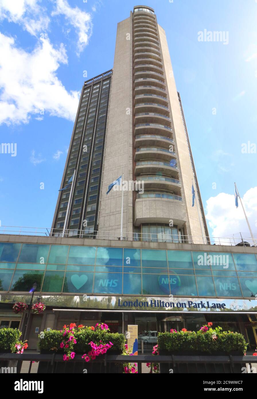 London, Großbritannien. August 2020. Das London Hilton on Park Lane überragt die Straße.viele der weltweit bekannten 5-Sterne-Luxushotels in London sind trotz der Lockerung der Beschränkungen des Gastgewerbes durch die Regierung noch geschlossen. Da Reisen aus den USA immer noch minimal sind und Hochzeiten, Gesellschaftsveranstaltungen und Firmenveranstaltungen auf stark reduziertem Niveau stattfinden, sind diese High-End-Reiseziele entweder geschlossen oder mit einem festen Personal besetzt. Kredit: Keith Mayhew/SOPA Images/ZUMA Wire/Alamy Live Nachrichten Stockfoto