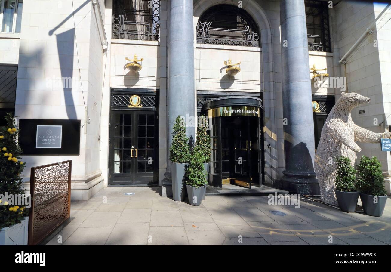 London, Großbritannien. August 2020. Das Sheraton Grand Park Lane Hotel wurde wieder eröffnet.viele der weltweit bekannten 5-Sterne-Luxushotels in London sind trotz der Lockerung der Beschränkungen des Gastgewerbesektors durch die Regierung noch immer geschlossen. Da Reisen aus den USA immer noch minimal sind und Hochzeiten, Gesellschaftsveranstaltungen und Firmenveranstaltungen auf stark reduziertem Niveau stattfinden, sind diese High-End-Reiseziele entweder geschlossen oder mit einem festen Personal besetzt. Kredit: Keith Mayhew/SOPA Images/ZUMA Wire/Alamy Live Nachrichten Stockfoto