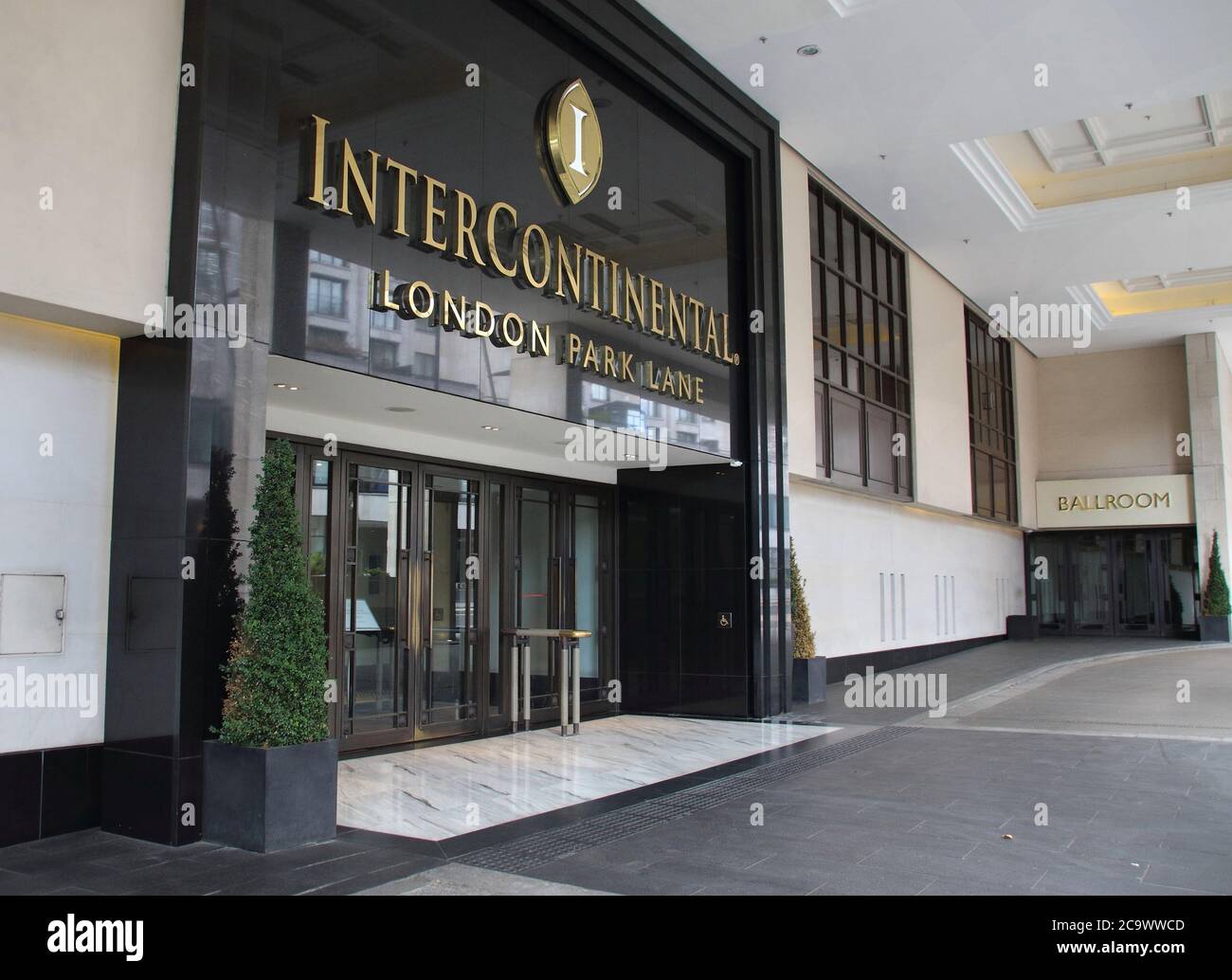 London, Großbritannien. August 2020. Haupteingang des Intercontinental Hotels in der Park Lane.viele der weltweit bekannten 5-Sterne-Luxushotels in London sind trotz der Lockerung der Beschränkungen des Gastgewerbes durch die Regierung noch geschlossen. Da Reisen aus den USA immer noch minimal sind und Hochzeiten, Gesellschaftsveranstaltungen und Firmenveranstaltungen auf stark reduziertem Niveau stattfinden, sind diese High-End-Reiseziele entweder geschlossen oder mit einem festen Personal besetzt. Kredit: Keith Mayhew/SOPA Images/ZUMA Wire/Alamy Live Nachrichten Stockfoto