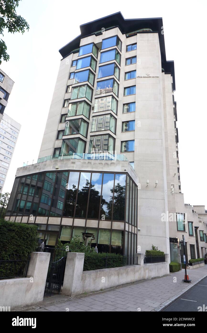 London, Großbritannien. August 2020. Ein Blick auf das Four Seasons Hotel in der Park Lane.viele der weltweit bekannten 5-Sterne-Luxushotels in London sind trotz der Lockerung der Beschränkungen des Gastgewerbesektors durch die Regierung noch geschlossen. Da Reisen aus den USA immer noch minimal sind und Hochzeiten, Gesellschaftsveranstaltungen und Firmenveranstaltungen auf stark reduziertem Niveau stattfinden, sind diese High-End-Reiseziele entweder geschlossen oder mit einem festen Personal besetzt. Kredit: Keith Mayhew/SOPA Images/ZUMA Wire/Alamy Live Nachrichten Stockfoto