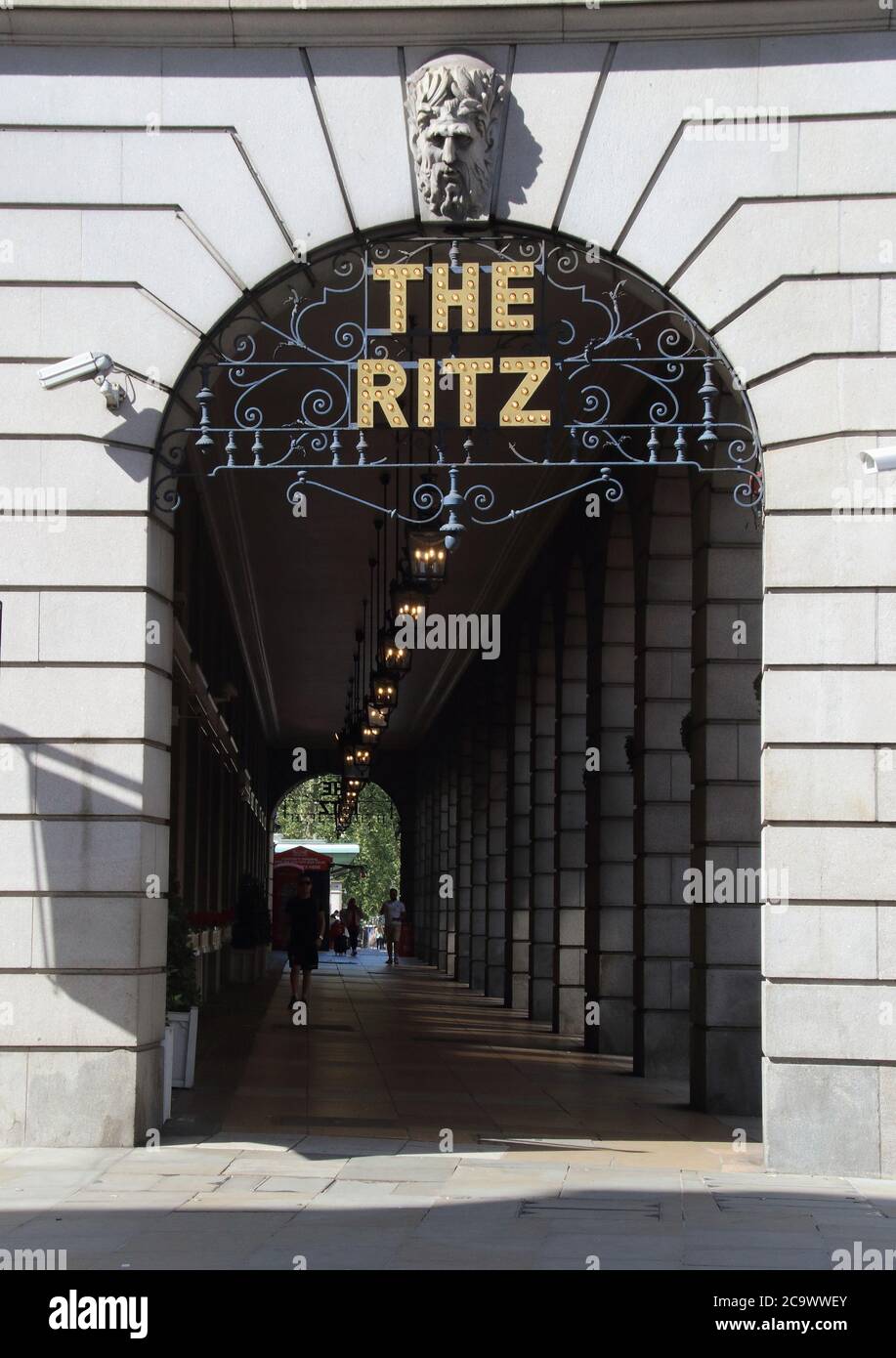 London, Großbritannien. August 2020. Eingang des Ritz, einem ikonischen Londoner Hotel am Piccadilly.viele der weltweit bekannten 5-Sterne-Luxushotels in London sind trotz der Lockerung der Beschränkungen des Gastgewerbebereichs durch die Regierung immer noch geschlossen. Da Reisen aus den USA immer noch minimal sind und Hochzeiten, Gesellschaftsveranstaltungen und Firmenveranstaltungen auf stark reduziertem Niveau stattfinden, sind diese High-End-Reiseziele entweder geschlossen oder mit einem festen Personal besetzt. Kredit: Keith Mayhew/SOPA Images/ZUMA Wire/Alamy Live Nachrichten Stockfoto