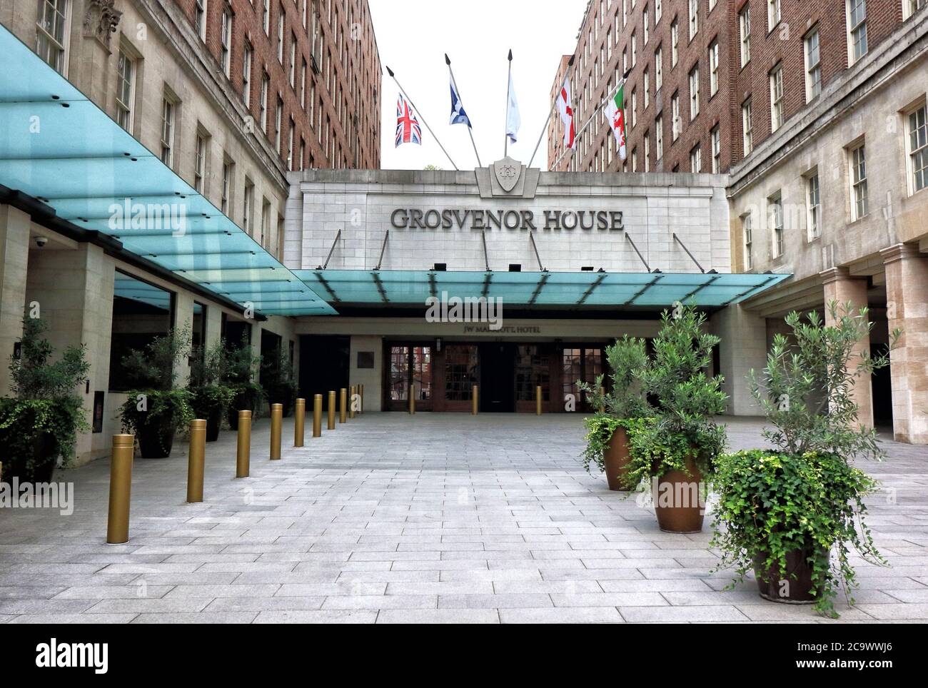London, Großbritannien. August 2020. Ein Blick auf den Haupteingang des Grosvenor House in der Park Lane.viele der weltweit bekannten 5-Sterne-Luxushotels in London sind trotz der Lockerung der Beschränkungen des Gastgewerbebereichs durch die Regierung immer noch geschlossen. Da Reisen aus den USA immer noch minimal sind und Hochzeiten, Gesellschaftsveranstaltungen und Firmenveranstaltungen auf stark reduziertem Niveau stattfinden, sind diese High-End-Reiseziele entweder geschlossen oder mit einem festen Personal besetzt. Kredit: Keith Mayhew/SOPA Images/ZUMA Wire/Alamy Live Nachrichten Stockfoto