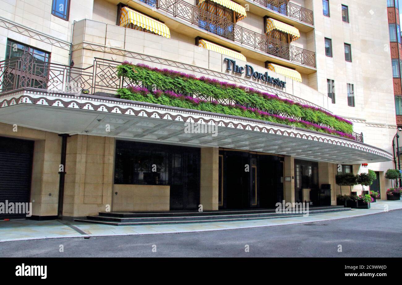 London, Großbritannien. August 2020. Das Dorchester in der Park Lane, eine Wahl für Prominente seit vielen Jahren.viele der Londoner 5-Sterne-Luxus-Hotels, die weltweit bekannt sind, sind immer noch geschlossen, trotz der Regierung Lockerung der Beschränkungen des Gastgewerbe. Da Reisen aus den USA immer noch minimal sind und Hochzeiten, Gesellschaftsveranstaltungen und Firmenveranstaltungen auf stark reduziertem Niveau stattfinden, sind diese High-End-Reiseziele entweder geschlossen oder mit einem festen Personal besetzt. Kredit: Keith Mayhew/SOPA Images/ZUMA Wire/Alamy Live Nachrichten Stockfoto