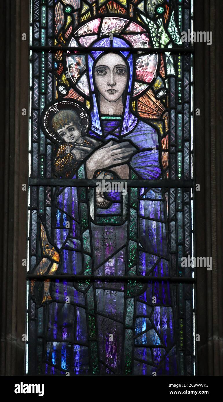 Madonna mit Kind Fenster in der Saint Marys Kirche in Nantwich von dem berühmten irischen Künstler Harry Clarke Stockfoto