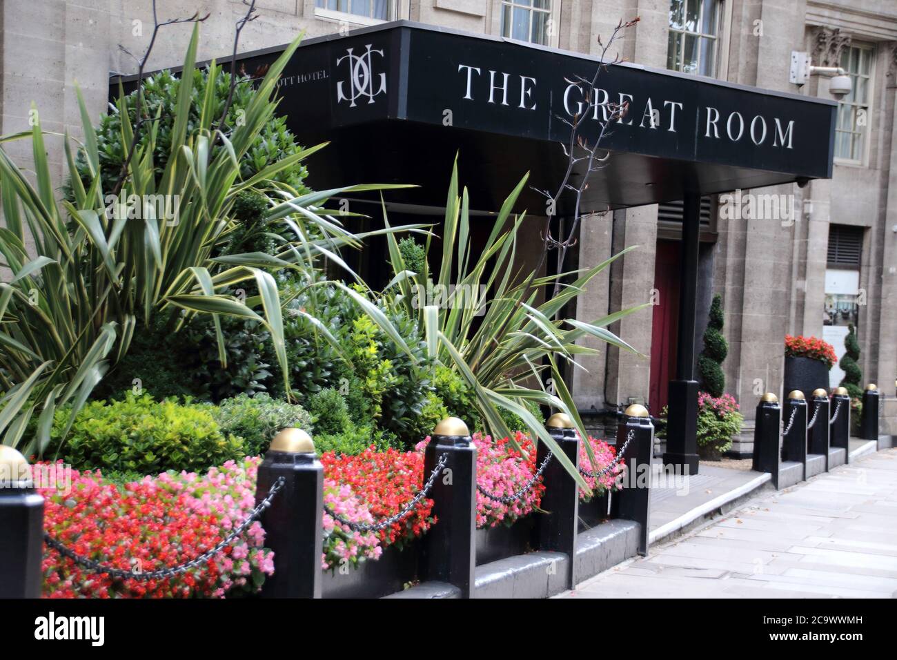 London, Großbritannien. August 2020. Ein Blick auf das große Zimmer im Grosvenor House in der Park Lane.viele der weltweit bekannten 5-Sterne-Luxushotels in London sind trotz der Lockerung der Beschränkungen des Gastgewerbes durch die Regierung immer noch geschlossen. Da Reisen aus den USA immer noch minimal sind und Hochzeiten, Gesellschaftsveranstaltungen und Firmenveranstaltungen auf stark reduziertem Niveau stattfinden, sind diese High-End-Reiseziele entweder geschlossen oder mit einem festen Personal besetzt. Kredit: Keith Mayhew/SOPA Images/ZUMA Wire/Alamy Live Nachrichten Stockfoto