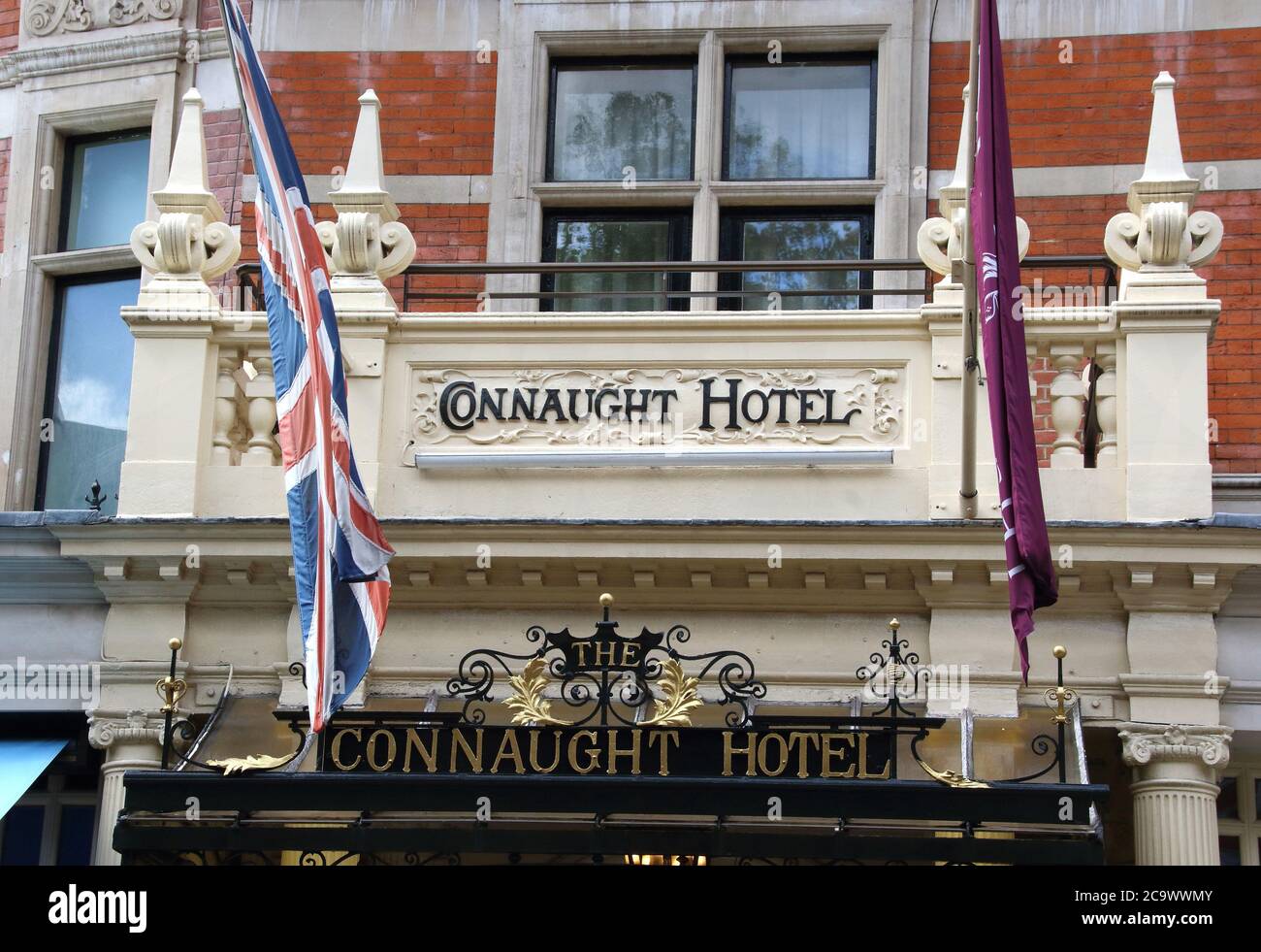London, Großbritannien. August 2020. Ein Blick auf das Connaught Hotel in Mayfair.viele der weltweit bekannten 5-Sterne-Luxushotels in London sind trotz der Lockerung der Beschränkungen des Gastgewerbes durch die Regierung noch geschlossen. Da Reisen aus den USA immer noch minimal sind und Hochzeiten, Gesellschaftsveranstaltungen und Firmenveranstaltungen auf stark reduziertem Niveau stattfinden, sind diese High-End-Reiseziele entweder geschlossen oder mit einem festen Personal besetzt. Kredit: Keith Mayhew/SOPA Images/ZUMA Wire/Alamy Live Nachrichten Stockfoto