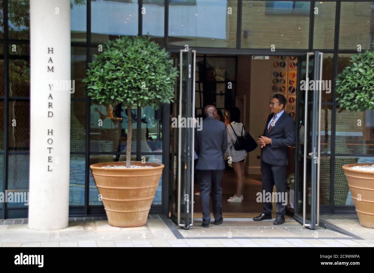 London, Großbritannien. August 2020. Gäste werden am Eingang des Ham Yard Hotels gesehen.viele der weltweit bekannten 5-Sterne-Luxushotels in London sind trotz der Lockerung der Beschränkungen des Gastgewerbes durch die Regierung noch immer geschlossen. Da Reisen aus den USA immer noch minimal sind und Hochzeiten, Gesellschaftsveranstaltungen und Firmenveranstaltungen auf stark reduziertem Niveau stattfinden, sind diese High-End-Reiseziele entweder geschlossen oder mit einem festen Personal besetzt. Kredit: Keith Mayhew/SOPA Images/ZUMA Wire/Alamy Live Nachrichten Stockfoto