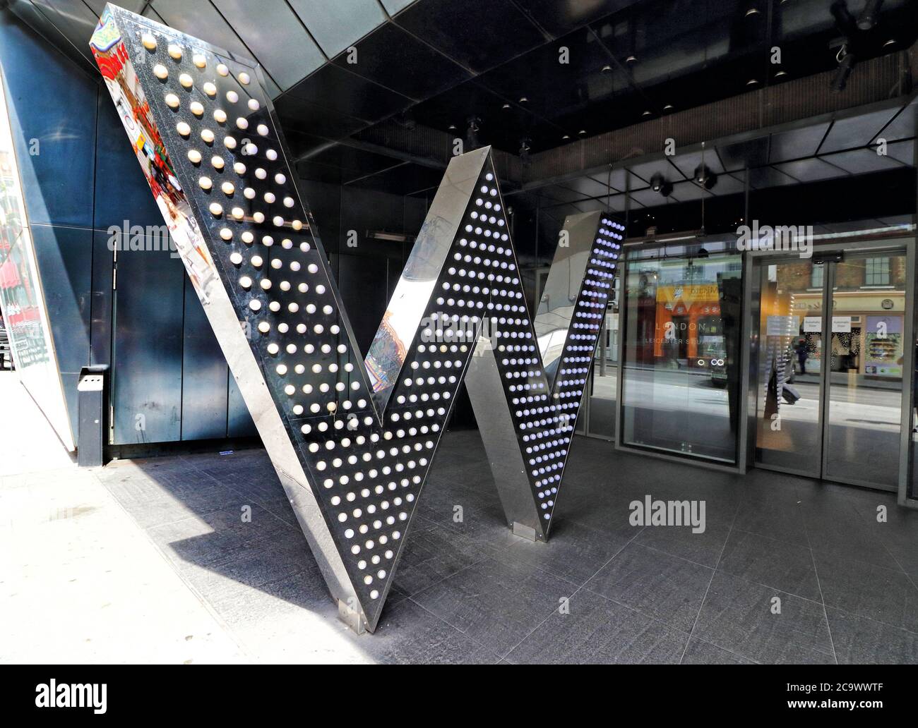 London, Großbritannien. August 2020. Ein Blick auf den Eingang des Leicester Square W Hotels.viele der weltweit bekannten 5-Sterne-Luxushotels in London sind trotz der Lockerung der Beschränkungen des Gastgewerbesektors durch die Regierung noch immer geschlossen. Da Reisen aus den USA immer noch minimal sind und Hochzeiten, Gesellschaftsveranstaltungen und Firmenveranstaltungen auf stark reduziertem Niveau stattfinden, sind diese High-End-Reiseziele entweder geschlossen oder mit einem festen Personal besetzt. Kredit: Keith Mayhew/SOPA Images/ZUMA Wire/Alamy Live Nachrichten Stockfoto