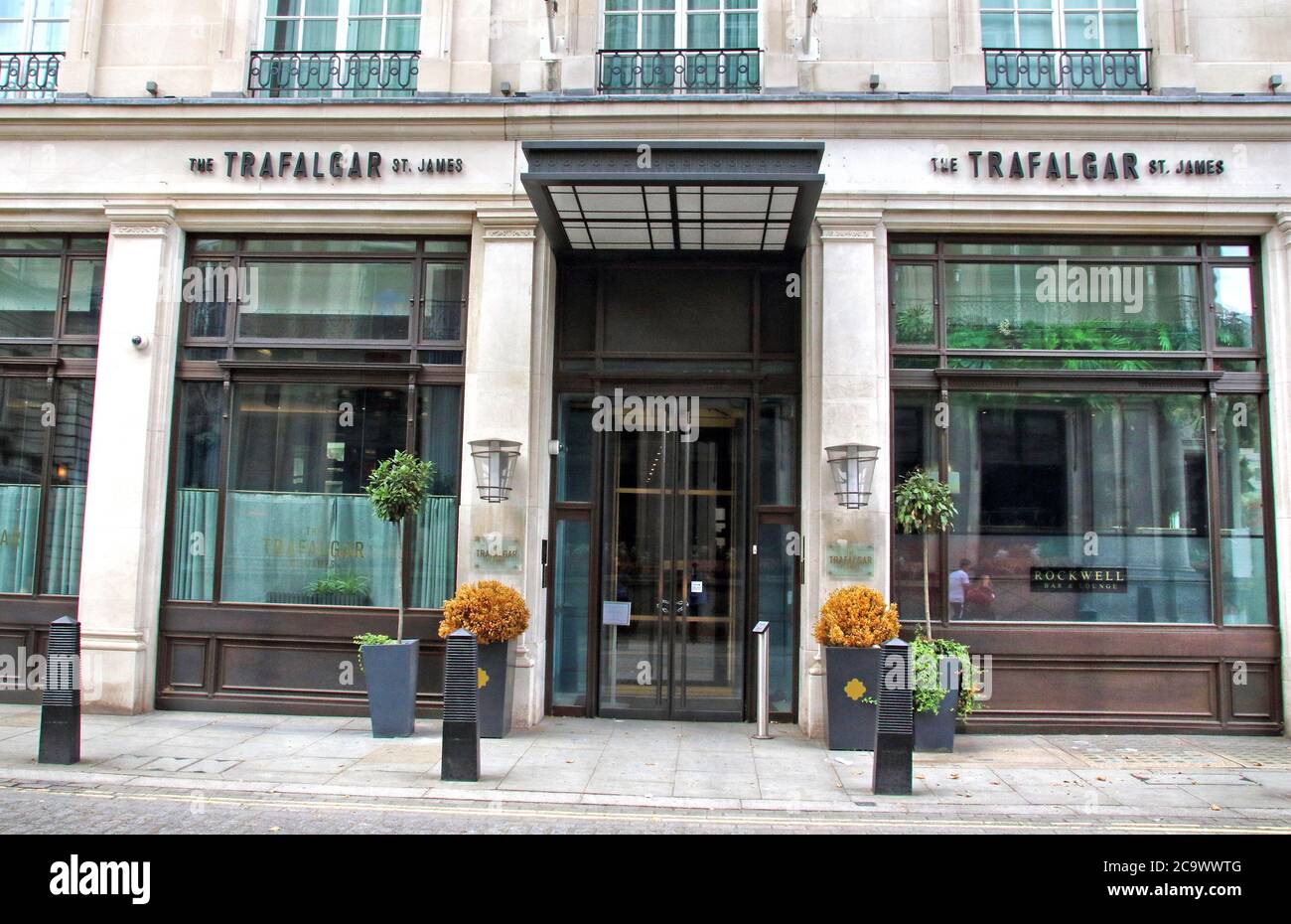 London, Großbritannien. August 2020. Das Trafalgar St James Hotel mit Blick auf den Trafalgar Square in London.viele der weltweit bekannten 5-Sterne-Luxushotels in London sind trotz der Lockerung der Beschränkungen des Gastgewerbes noch immer geschlossen. Da Reisen aus den USA immer noch minimal sind und Hochzeiten, Gesellschaftsveranstaltungen und Firmenveranstaltungen auf stark reduziertem Niveau stattfinden, sind diese High-End-Reiseziele entweder geschlossen oder mit einem festen Personal besetzt. Kredit: Keith Mayhew/SOPA Images/ZUMA Wire/Alamy Live Nachrichten Stockfoto