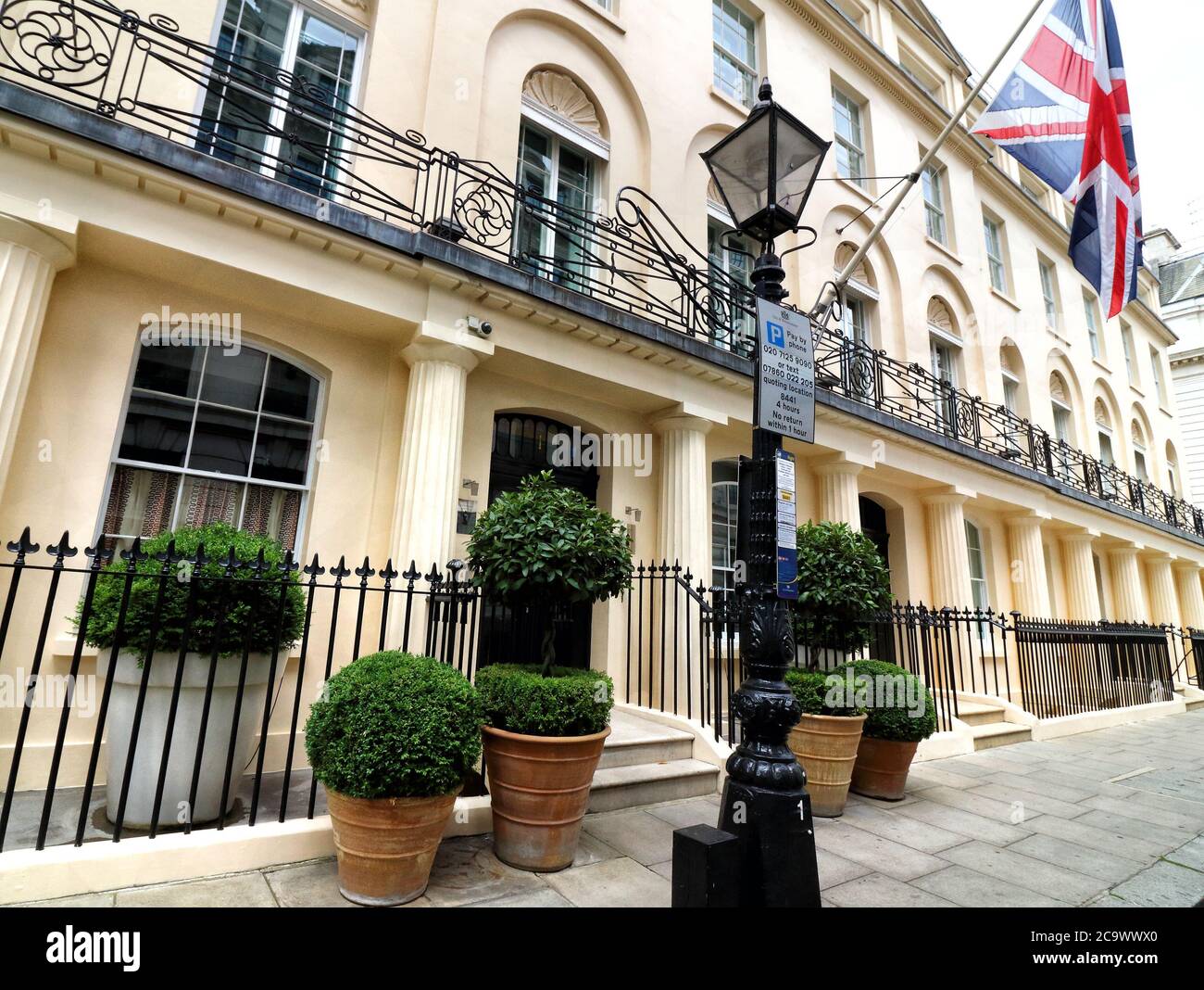 London, Großbritannien. August 2020. Das Haymarket Hotel befindet sich direkt neben dem Theatre Royal im Herzen von Londons West End.viele der weltweit bekannten 5-Sterne-Luxushotels in London sind trotz der Lockerung der Beschränkungen des Gastgewerbes durch die Regierung immer noch geschlossen. Da Reisen aus den USA immer noch minimal sind und Hochzeiten, Gesellschaftsveranstaltungen und Firmenveranstaltungen auf stark reduziertem Niveau stattfinden, sind diese High-End-Reiseziele entweder geschlossen oder mit einem festen Personal besetzt. Kredit: Keith Mayhew/SOPA Images/ZUMA Wire/Alamy Live Nachrichten Stockfoto