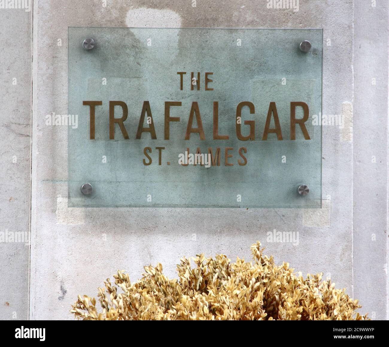 London, Großbritannien. August 2020. Das Namensschild des Trafalgar St James Hotels blickt auf den Londoner Trafalgar Square.viele der weltweit bekannten 5-Sterne-Luxushotels in London sind trotz der Lockerung der Beschränkungen des Gastgewerbes durch die Regierung noch immer geschlossen. Da Reisen aus den USA immer noch minimal sind und Hochzeiten, Gesellschaftsveranstaltungen und Firmenveranstaltungen auf stark reduziertem Niveau stattfinden, sind diese High-End-Reiseziele entweder geschlossen oder mit einem festen Personal besetzt. Kredit: Keith Mayhew/SOPA Images/ZUMA Wire/Alamy Live Nachrichten Stockfoto