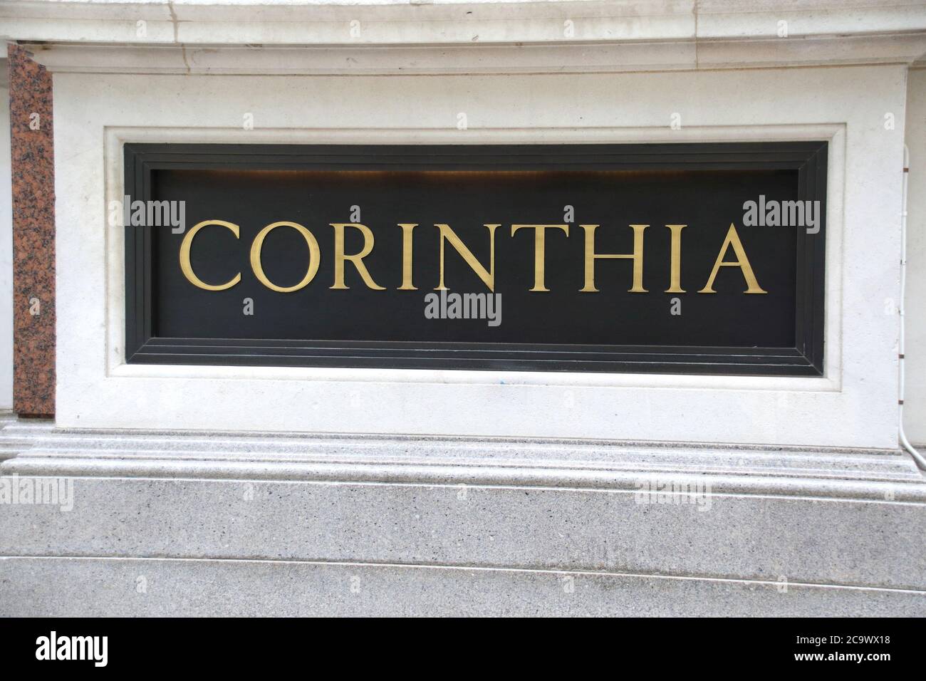 London, Großbritannien. August 2020. Die Gedenktafel des Namens Corinthia befindet sich an der Wand vor dem Hotel.viele der weltweit bekannten 5-Sterne-Luxushotels in London sind trotz der Lockerung der Beschränkungen des Gastgewerbes durch die Regierung noch immer geschlossen. Da Reisen aus den USA immer noch minimal sind und Hochzeiten, Gesellschaftsveranstaltungen und Firmenveranstaltungen auf stark reduziertem Niveau stattfinden, sind diese High-End-Reiseziele entweder geschlossen oder mit einem festen Personal besetzt. Kredit: Keith Mayhew/SOPA Images/ZUMA Wire/Alamy Live Nachrichten Stockfoto