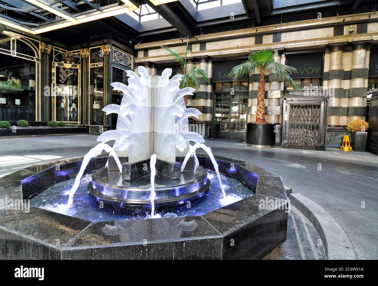 London, Großbritannien. August 2020. Ein Brunnen am Eingang zu einem der berühmtesten Hotels in London, dem Savoy, zu sehen.viele der weltweit bekannten 5-Sterne-Luxushotels in London sind trotz der Lockerung der Beschränkungen des Gastgewerbes durch die Regierung noch immer geschlossen. Da Reisen aus den USA immer noch minimal sind und Hochzeiten, Gesellschaftsveranstaltungen und Firmenveranstaltungen auf stark reduziertem Niveau stattfinden, sind diese High-End-Reiseziele entweder geschlossen oder mit einem festen Personal besetzt. Kredit: Keith Mayhew/SOPA Images/ZUMA Wire/Alamy Live Nachrichten Stockfoto