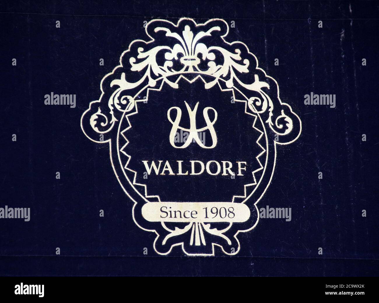 London, Großbritannien. August 2020. Das Logo des Waldorf Hilton Hotels.viele der weltweit bekannten 5-Sterne-Luxushotels in London sind trotz der Lockerung der Beschränkungen des Gastgewerbes durch die Regierung noch geschlossen. Da Reisen aus den USA immer noch minimal sind und Hochzeiten, Gesellschaftsveranstaltungen und Firmenveranstaltungen auf stark reduziertem Niveau stattfinden, sind diese High-End-Reiseziele entweder geschlossen oder mit einem festen Personal besetzt. Kredit: Keith Mayhew/SOPA Images/ZUMA Wire/Alamy Live Nachrichten Stockfoto