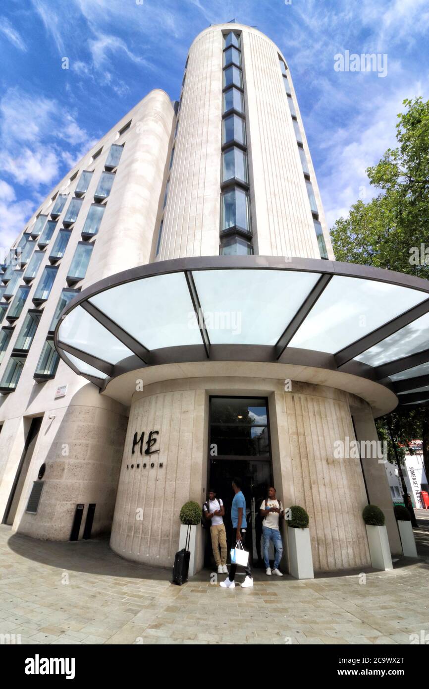 London, Großbritannien. August 2020. Ein Blick auf das M.E London Hotel am Ende des Strands.viele der weltweit bekannten 5-Sterne-Luxushotels in London sind trotz der Lockerung der Beschränkungen des Gastgewerbebereichs durch die Regierung immer noch geschlossen. Da Reisen aus den USA immer noch minimal sind und Hochzeiten, Gesellschaftsveranstaltungen und Firmenveranstaltungen auf stark reduziertem Niveau stattfinden, sind diese High-End-Reiseziele entweder geschlossen oder mit einem festen Personal besetzt. Kredit: Keith Mayhew/SOPA Images/ZUMA Wire/Alamy Live Nachrichten Stockfoto