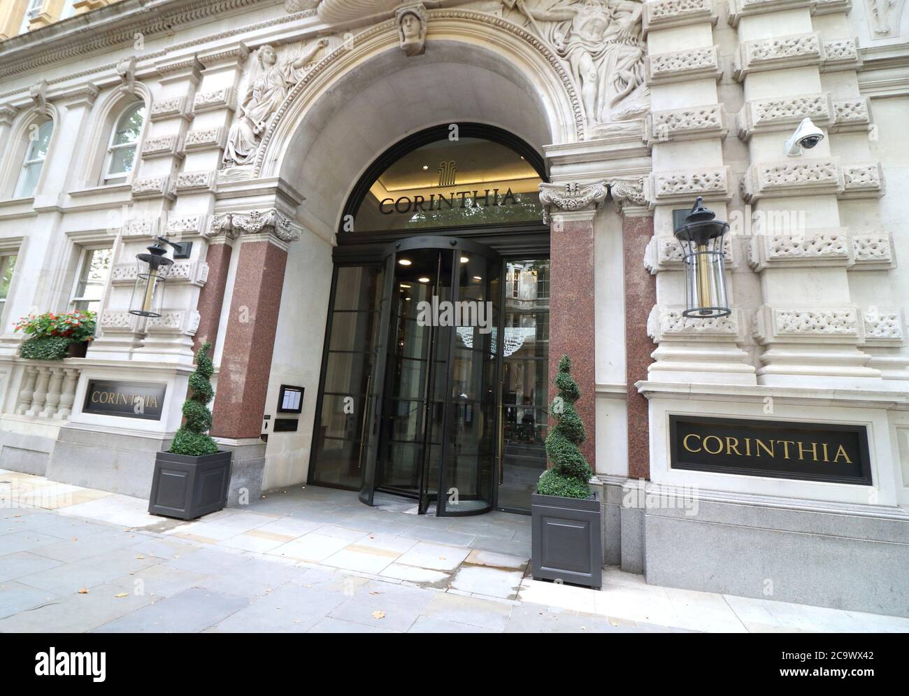 London, Großbritannien. August 2020. Das Corinthia Hotel mit Blick auf die Themse.viele der weltweit bekannten 5-Sterne-Luxushotels in London sind trotz der Lockerung der Beschränkungen des Gastgewerbes durch die Regierung noch geschlossen. Da Reisen aus den USA immer noch minimal sind und Hochzeiten, Gesellschaftsveranstaltungen und Firmenveranstaltungen auf stark reduziertem Niveau stattfinden, sind diese High-End-Reiseziele entweder geschlossen oder mit einem festen Personal besetzt. Kredit: Keith Mayhew/SOPA Images/ZUMA Wire/Alamy Live Nachrichten Stockfoto