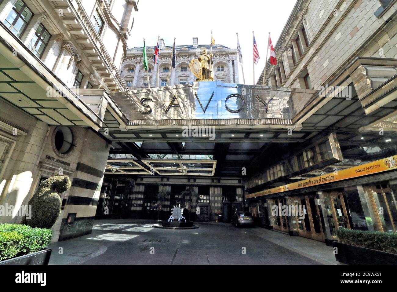 London, Großbritannien. August 2020. Ein Blick auf eines der berühmtesten Hotels in London, das Savoy.viele der weltweit bekannten 5-Sterne-Luxushotels in London sind trotz der Lockerung der Beschränkungen des Gastgewerbes durch die Regierung immer noch geschlossen. Da Reisen aus den USA immer noch minimal sind und Hochzeiten, Gesellschaftsveranstaltungen und Firmenveranstaltungen auf stark reduziertem Niveau stattfinden, sind diese High-End-Reiseziele entweder geschlossen oder mit einem festen Personal besetzt. Kredit: Keith Mayhew/SOPA Images/ZUMA Wire/Alamy Live Nachrichten Stockfoto