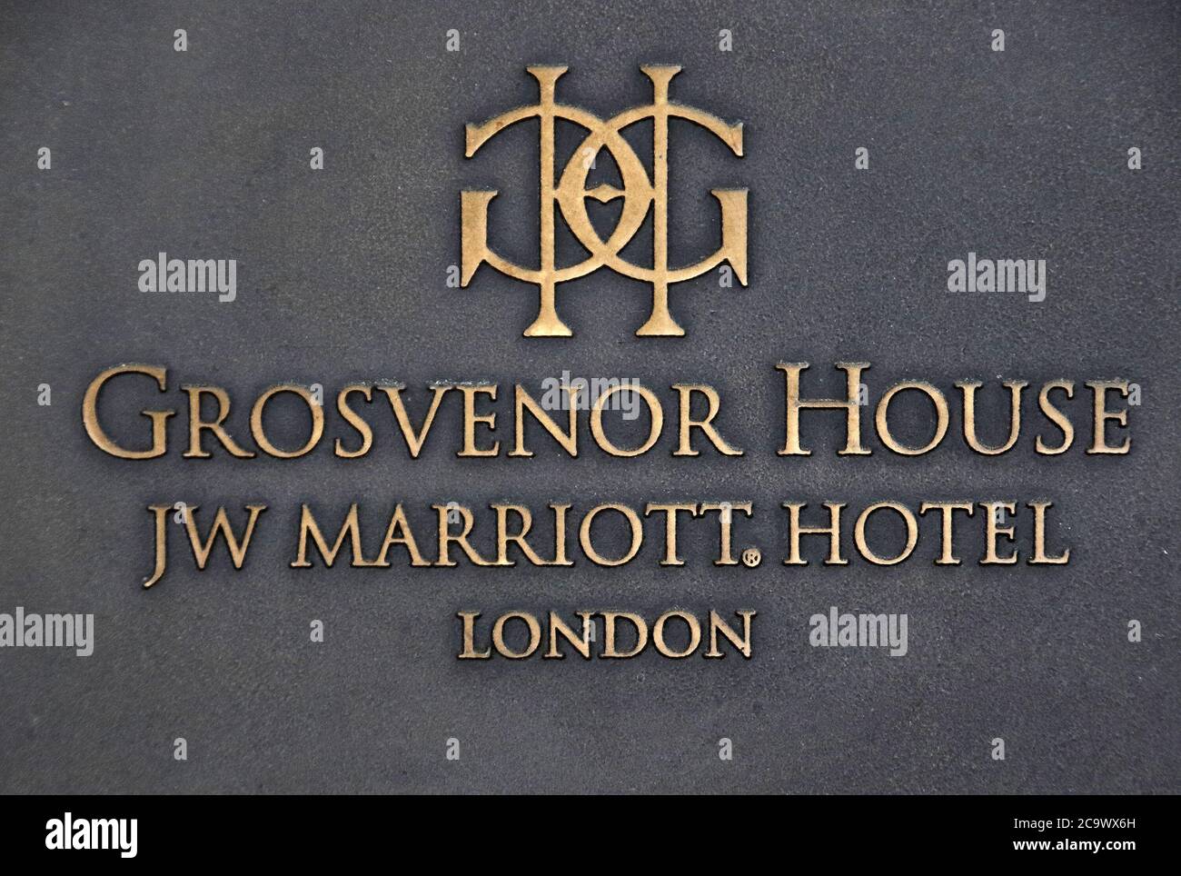 London, Großbritannien. August 2020. Namensschild für Grosvenor House in der Park Lane.viele der weltweit bekannten 5-Sterne-Luxushotels in London sind trotz der Lockerung der Beschränkungen des Gastgewerbesektors durch die Regierung noch geschlossen. Da Reisen aus den USA immer noch minimal sind und Hochzeiten, Gesellschaftsveranstaltungen und Firmenveranstaltungen auf stark reduziertem Niveau stattfinden, sind diese High-End-Reiseziele entweder geschlossen oder mit einem festen Personal besetzt. Kredit: Keith Mayhew/SOPA Images/ZUMA Wire/Alamy Live Nachrichten Stockfoto