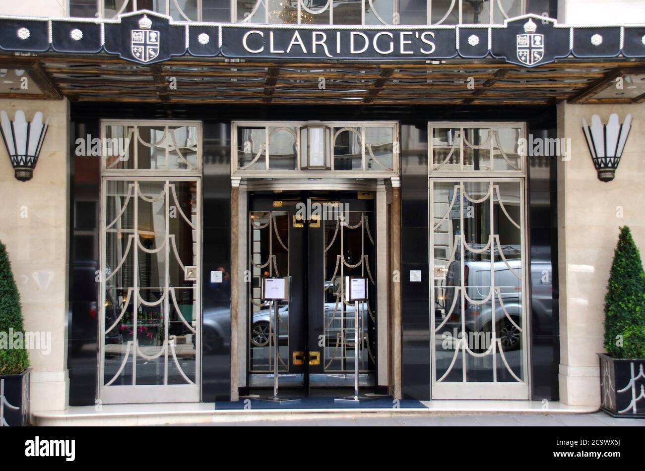 London, Großbritannien. August 2020. Der Eingang zu Claridge's eines der renommiertesten Londoner Luxushotels.viele der weltweit bekannten 5-Sterne-Luxushotels in London sind trotz der Lockerung der Beschränkungen des Gastgewerbes durch die Regierung noch immer geschlossen. Da Reisen aus den USA immer noch minimal sind und Hochzeiten, Gesellschaftsveranstaltungen und Firmenveranstaltungen auf stark reduziertem Niveau stattfinden, sind diese High-End-Reiseziele entweder geschlossen oder mit einem festen Personal besetzt. Kredit: Keith Mayhew/SOPA Images/ZUMA Wire/Alamy Live Nachrichten Stockfoto