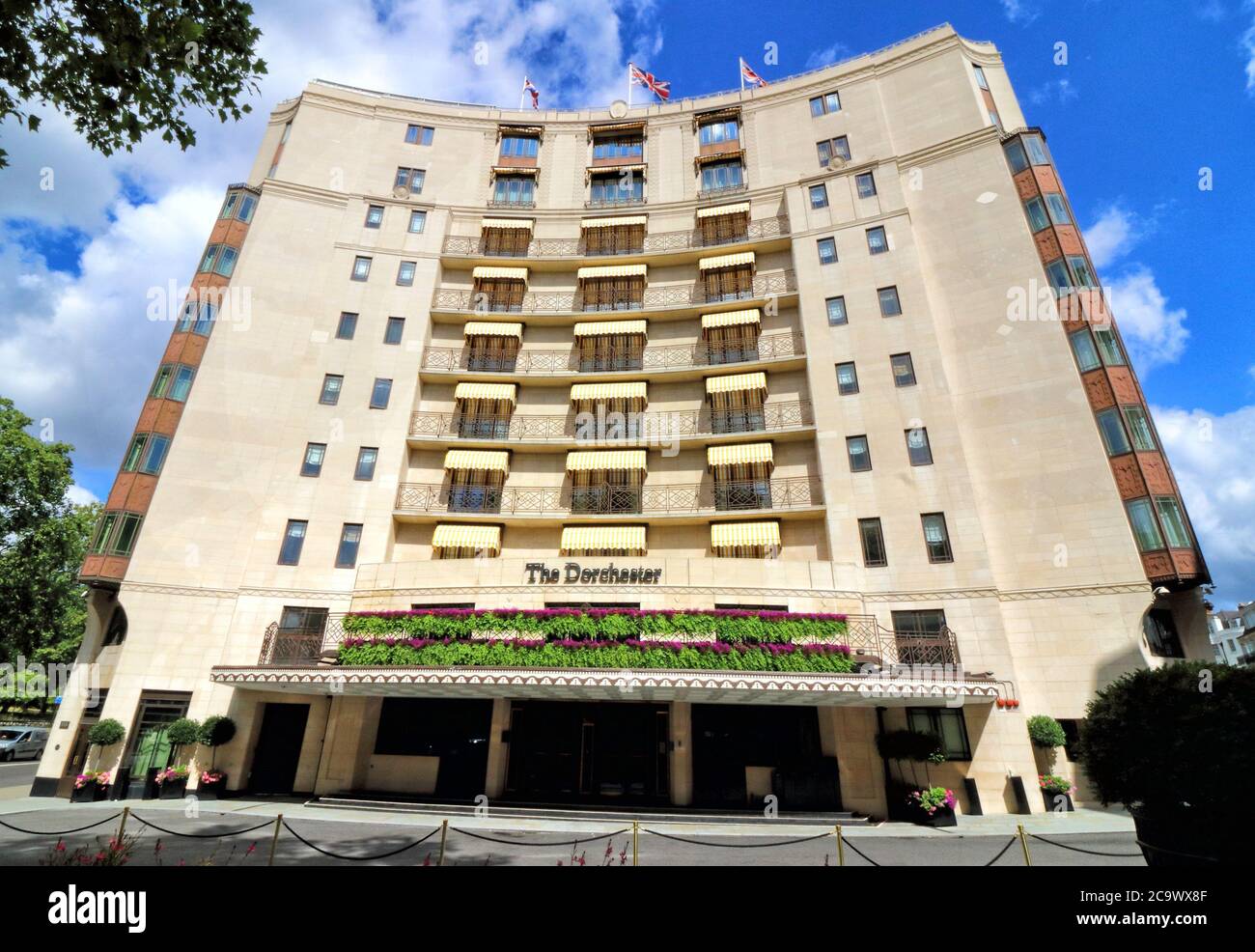 London, Großbritannien. August 2020. Das Dorchester in der Park Lane, eine Wahl für Prominente seit vielen Jahren.viele der Londoner 5-Sterne-Luxus-Hotels, die weltweit bekannt sind, sind immer noch geschlossen, trotz der Regierung Lockerung der Beschränkungen des Gastgewerbe. Da Reisen aus den USA immer noch minimal sind und Hochzeiten, Gesellschaftsveranstaltungen und Firmenveranstaltungen auf stark reduziertem Niveau stattfinden, sind diese High-End-Reiseziele entweder geschlossen oder mit einem festen Personal besetzt. Kredit: Keith Mayhew/SOPA Images/ZUMA Wire/Alamy Live Nachrichten Stockfoto