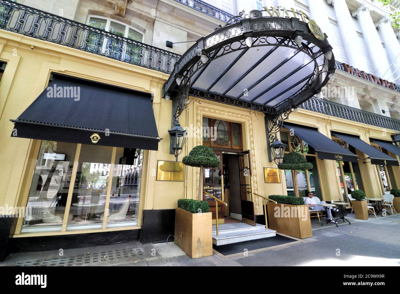 London, Großbritannien. August 2020. Ein Blick auf das Waldorf Hilton Hotel.viele der weltweit bekannten 5-Sterne-Luxushotels in London sind trotz der Lockerung der Beschränkungen des Gastgewerbes durch die Regierung noch geschlossen. Da Reisen aus den USA immer noch minimal sind und Hochzeiten, Gesellschaftsveranstaltungen und Firmenveranstaltungen auf stark reduziertem Niveau stattfinden, sind diese High-End-Reiseziele entweder geschlossen oder mit einem festen Personal besetzt. Kredit: Keith Mayhew/SOPA Images/ZUMA Wire/Alamy Live Nachrichten Stockfoto