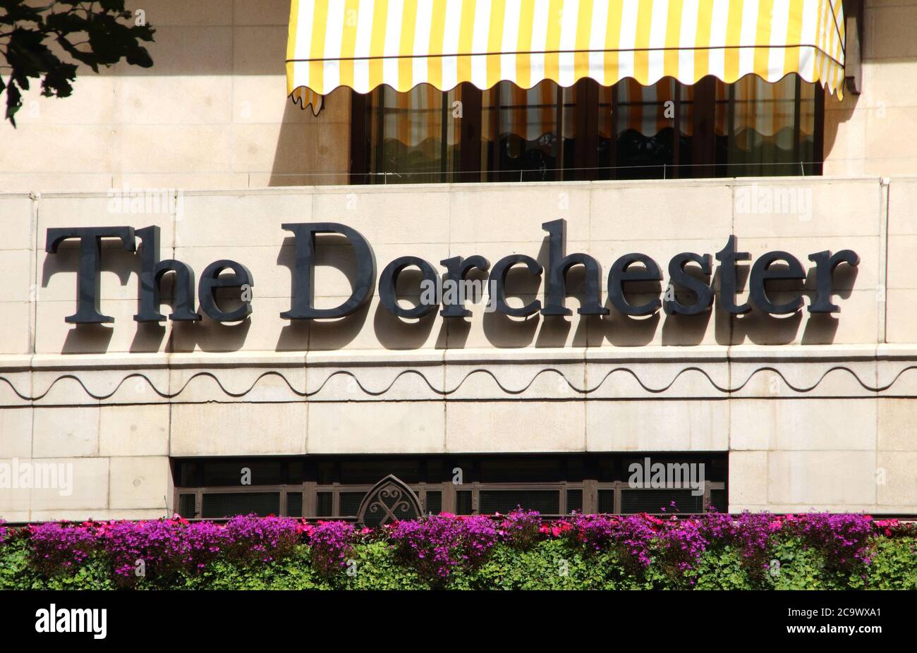 London, Großbritannien. August 2020. Das Dorchester in der Park Lane, eine Wahl für Prominente seit vielen Jahren.viele der Londoner 5-Sterne-Luxus-Hotels, die weltweit bekannt sind, sind immer noch geschlossen, trotz der Regierung Lockerung der Beschränkungen des Gastgewerbe. Da Reisen aus den USA immer noch minimal sind und Hochzeiten, Gesellschaftsveranstaltungen und Firmenveranstaltungen auf stark reduziertem Niveau stattfinden, sind diese High-End-Reiseziele entweder geschlossen oder mit einem festen Personal besetzt. Kredit: Keith Mayhew/SOPA Images/ZUMA Wire/Alamy Live Nachrichten Stockfoto
