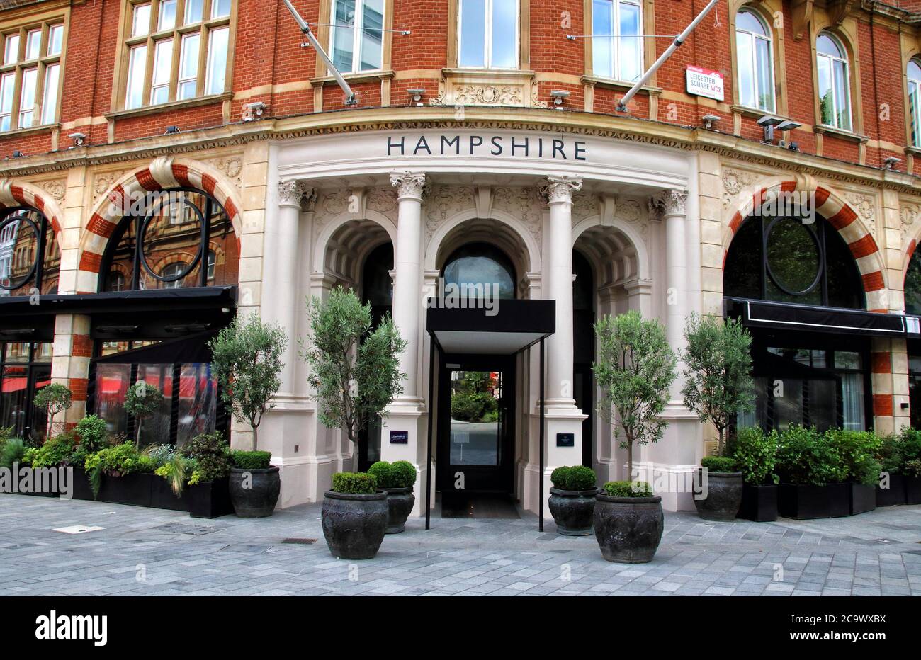 London, Großbritannien. August 2020. Radisson Hampshire Hotel an der Ecke des Leicester Square viele der weltweit bekannten 5-Sterne-Luxushotels in London sind trotz der Lockerung der Beschränkungen des Gastgewerbes noch geschlossen. Da Reisen aus den USA immer noch minimal sind und Hochzeiten, Gesellschaftsveranstaltungen und Firmenveranstaltungen auf stark reduziertem Niveau stattfinden, sind diese High-End-Reiseziele entweder geschlossen oder mit einem festen Personal besetzt. Kredit: Keith Mayhew/SOPA Images/ZUMA Wire/Alamy Live Nachrichten Stockfoto