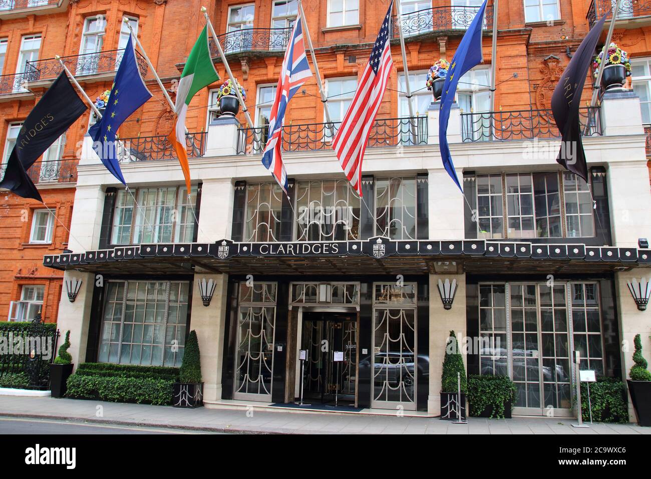 London, Großbritannien. August 2020. Der Eingang zu Claridge's eines der renommiertesten Londoner Luxushotels.viele der weltweit bekannten 5-Sterne-Luxushotels in London sind trotz der Lockerung der Beschränkungen des Gastgewerbes durch die Regierung noch immer geschlossen. Da Reisen aus den USA immer noch minimal sind und Hochzeiten, Gesellschaftsveranstaltungen und Firmenveranstaltungen auf stark reduziertem Niveau stattfinden, sind diese High-End-Reiseziele entweder geschlossen oder mit einem festen Personal besetzt. Kredit: Keith Mayhew/SOPA Images/ZUMA Wire/Alamy Live Nachrichten Stockfoto