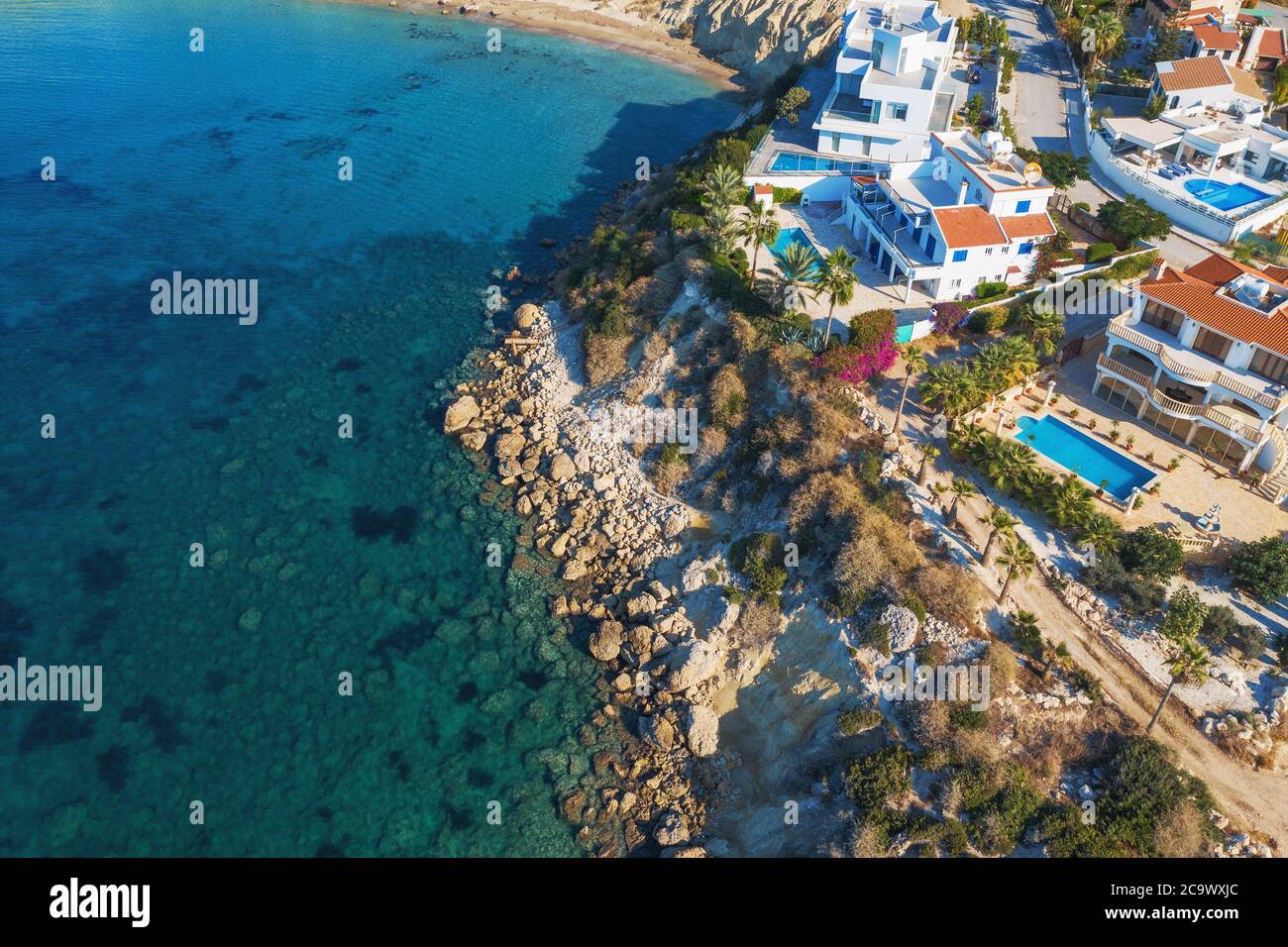 Luftaufnahme der Küste Zyperns mit neuen modernen Gebäuden und Villen und blauem Meer. Stockfoto