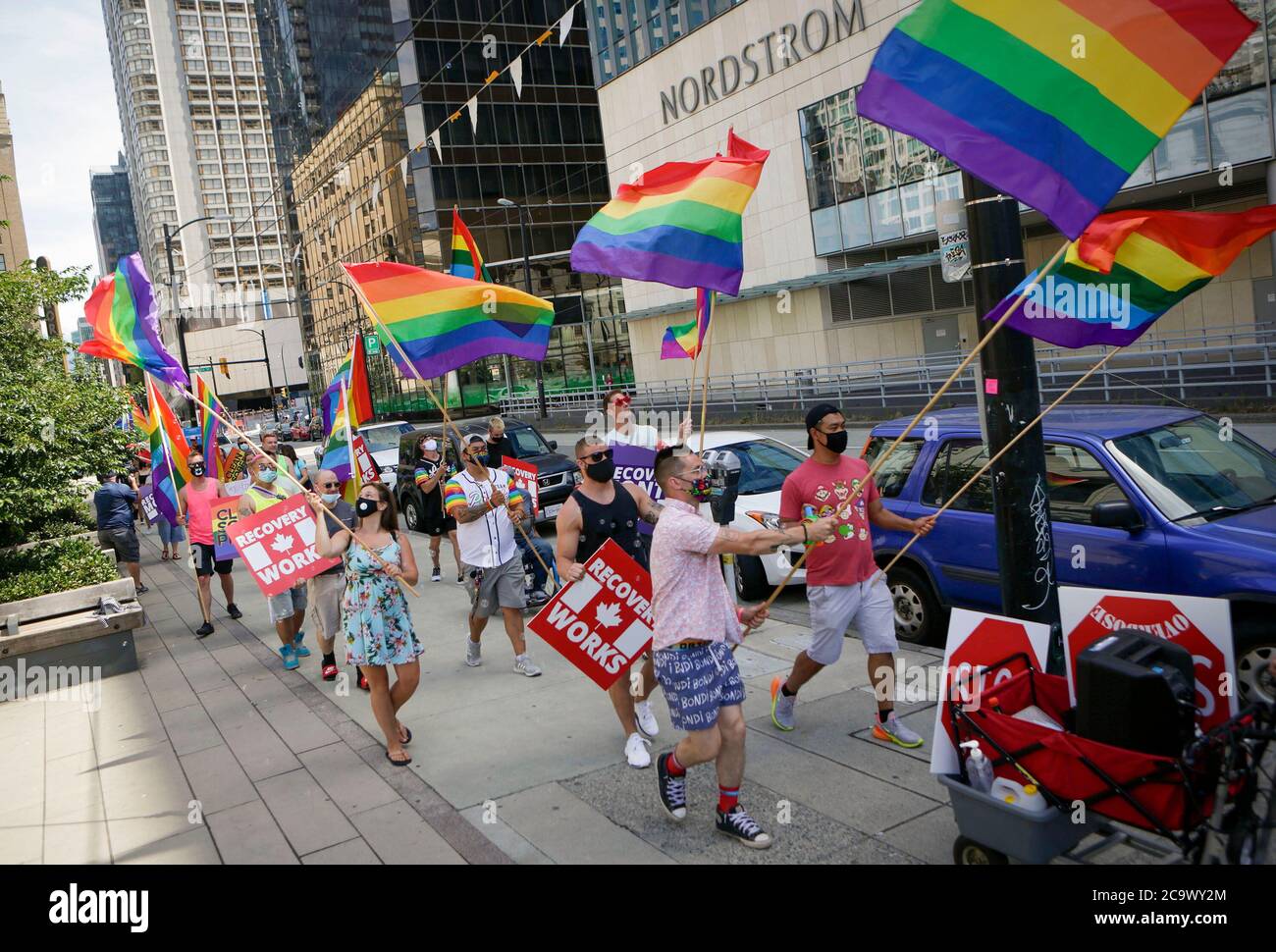 Vancouver, Kanada. August 2020. Die Menschen nehmen am sauberen, nüchternen und stolzen Spaziergang in Vancouver, British Columbia, Kanada, am 2. August 2020 Teil. Menschen nahmen an der Parade Teil, um das Bewusstsein zu schärfen und Menschen bei der Genesung von Drogen- und Alkoholabhängigkeit zu unterstützen. Quelle: Liang Sen/Xinhua/Alamy Live News Stockfoto