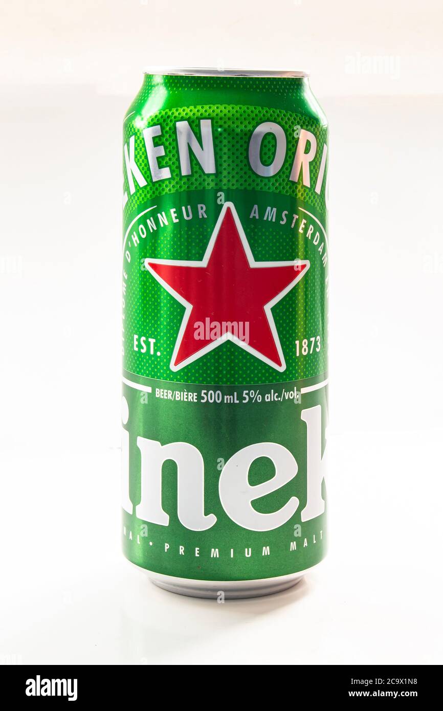 Calgary, Alberta, Kanada. August 2020. Eine Heineken Tallboy Bier Dose von 500 ML auf weißem Hintergrund. Stockfoto