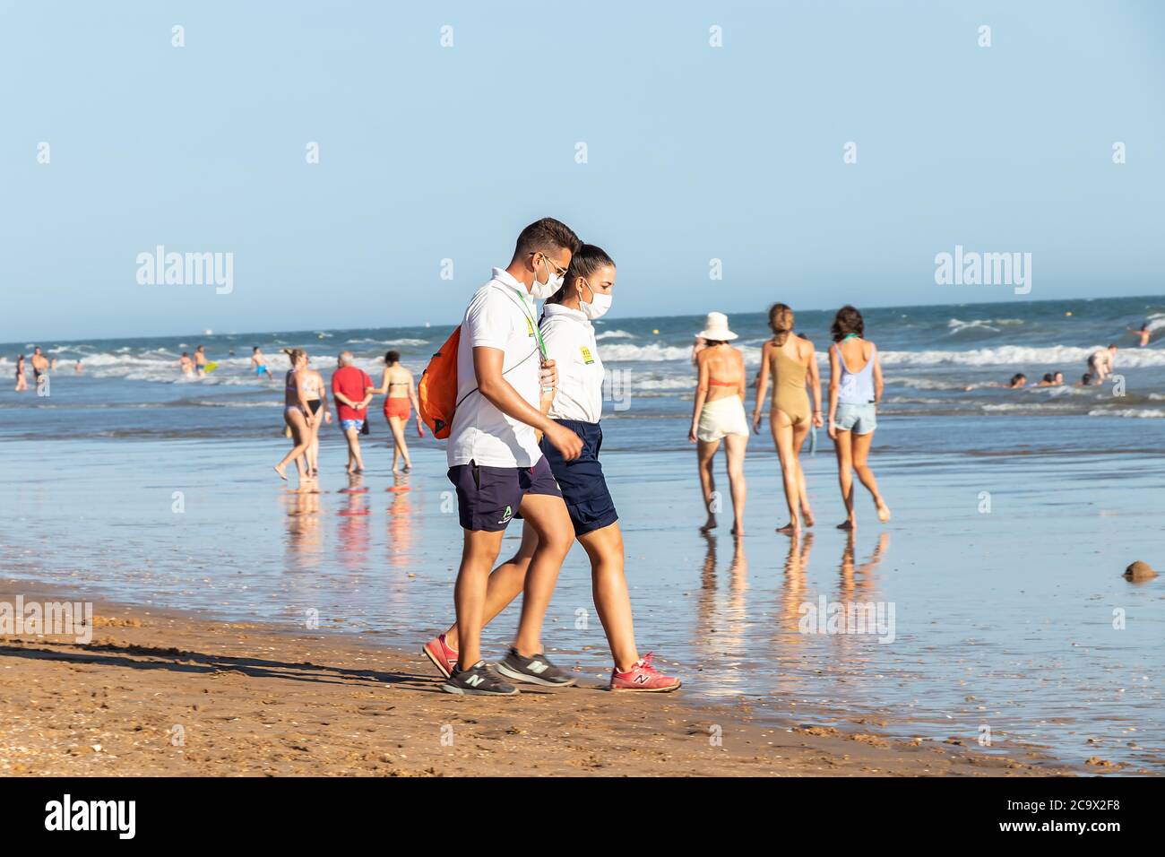Punta Umbria, Huelva, Spanien - 2. August 2020: Die Strandwache der Junta de Andalucia kontrolliert die soziale Distanzierung und den Einsatz von Schutzmaske Stockfoto
