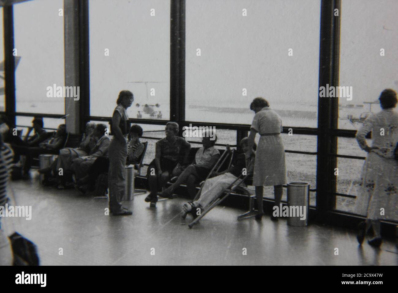 Feine Schwarz-Weiß-Fotografie der 70er Jahre von Unruhe am Abflugterminal des O'Hare-Flughafens. Stockfoto