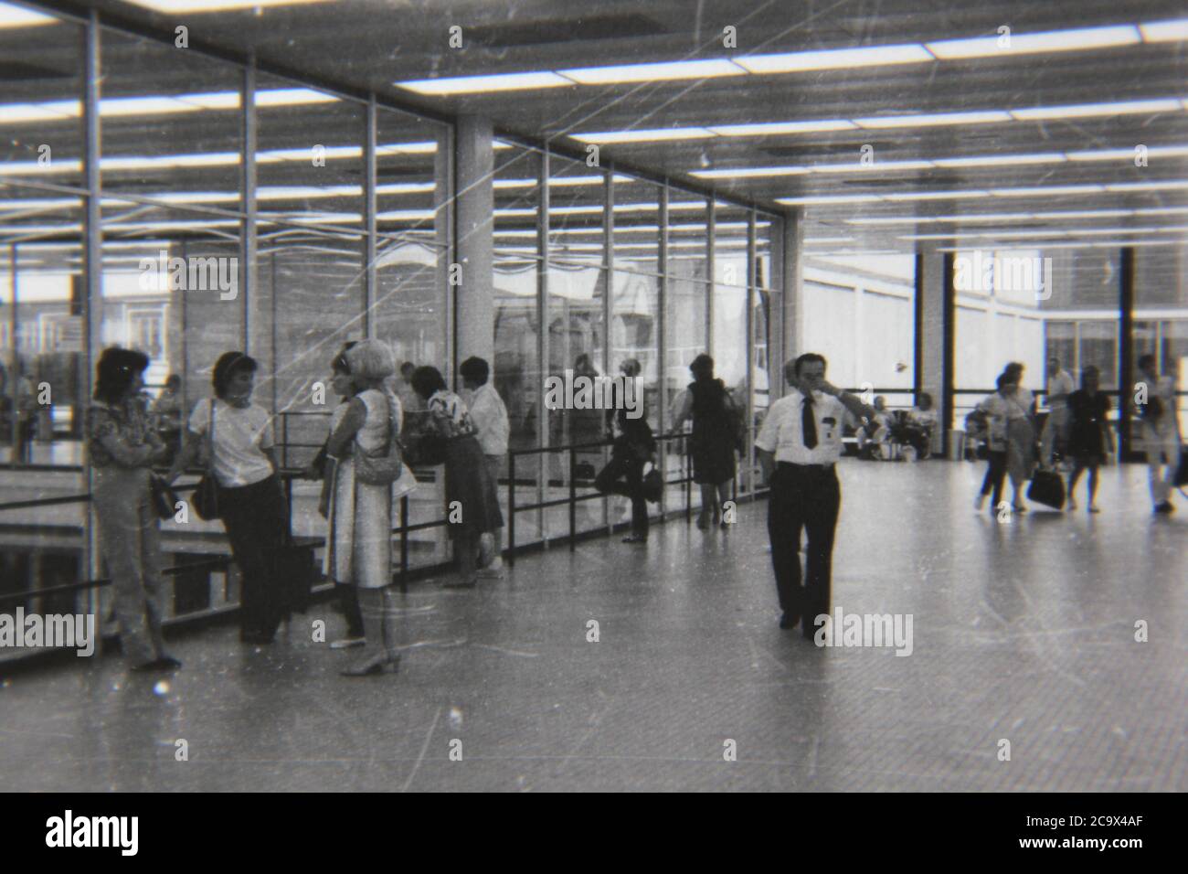 Feine Schwarz-Weiß-Fotografie der 70er Jahre von Unruhe am Abflugterminal des O'Hare-Flughafens. Stockfoto