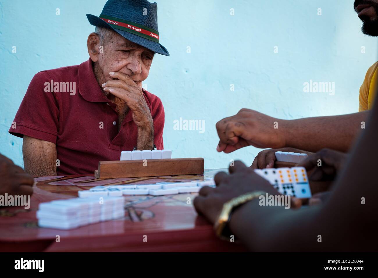 TRINIDAD, KUBA - CA. JANUAR 2020: Dominospielende in den Straßen von Trinidad. Stockfoto