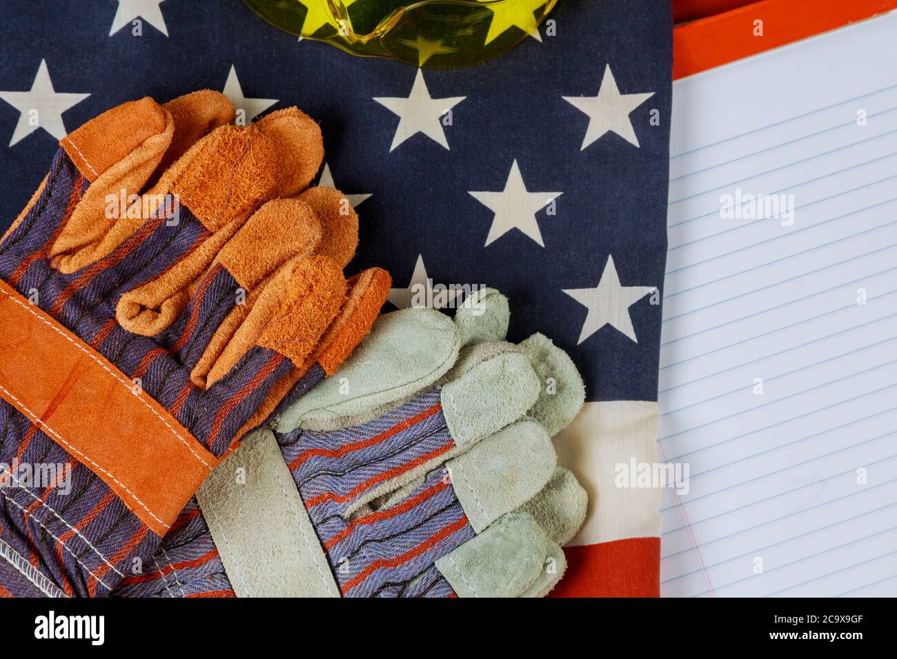 USA Flagge und Lederhandschuhe Happy Labor Day american patriotisch Stockfoto